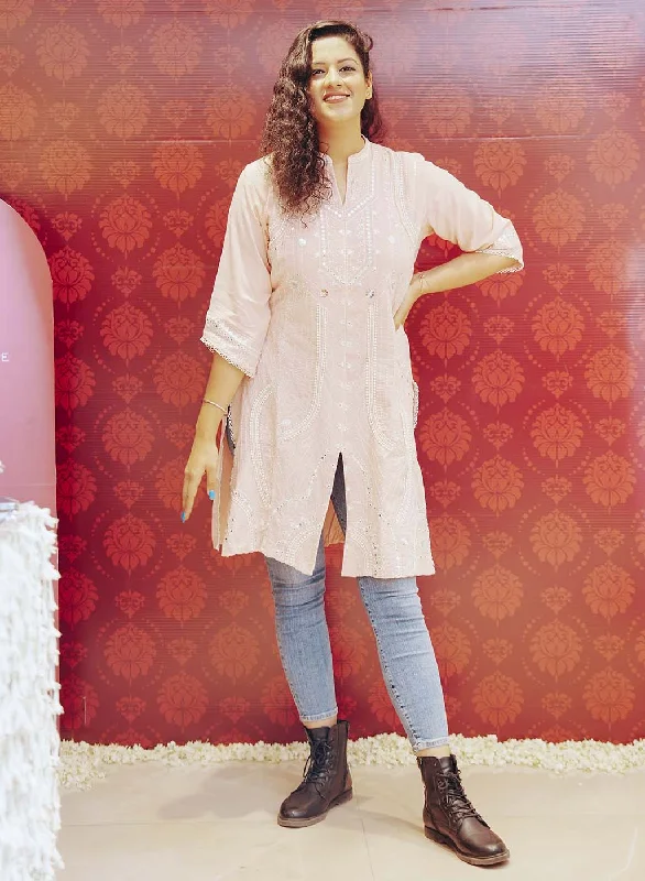 Trendy Pulse Pink Straight Embroidered Kurta with 3/4th Sleeves